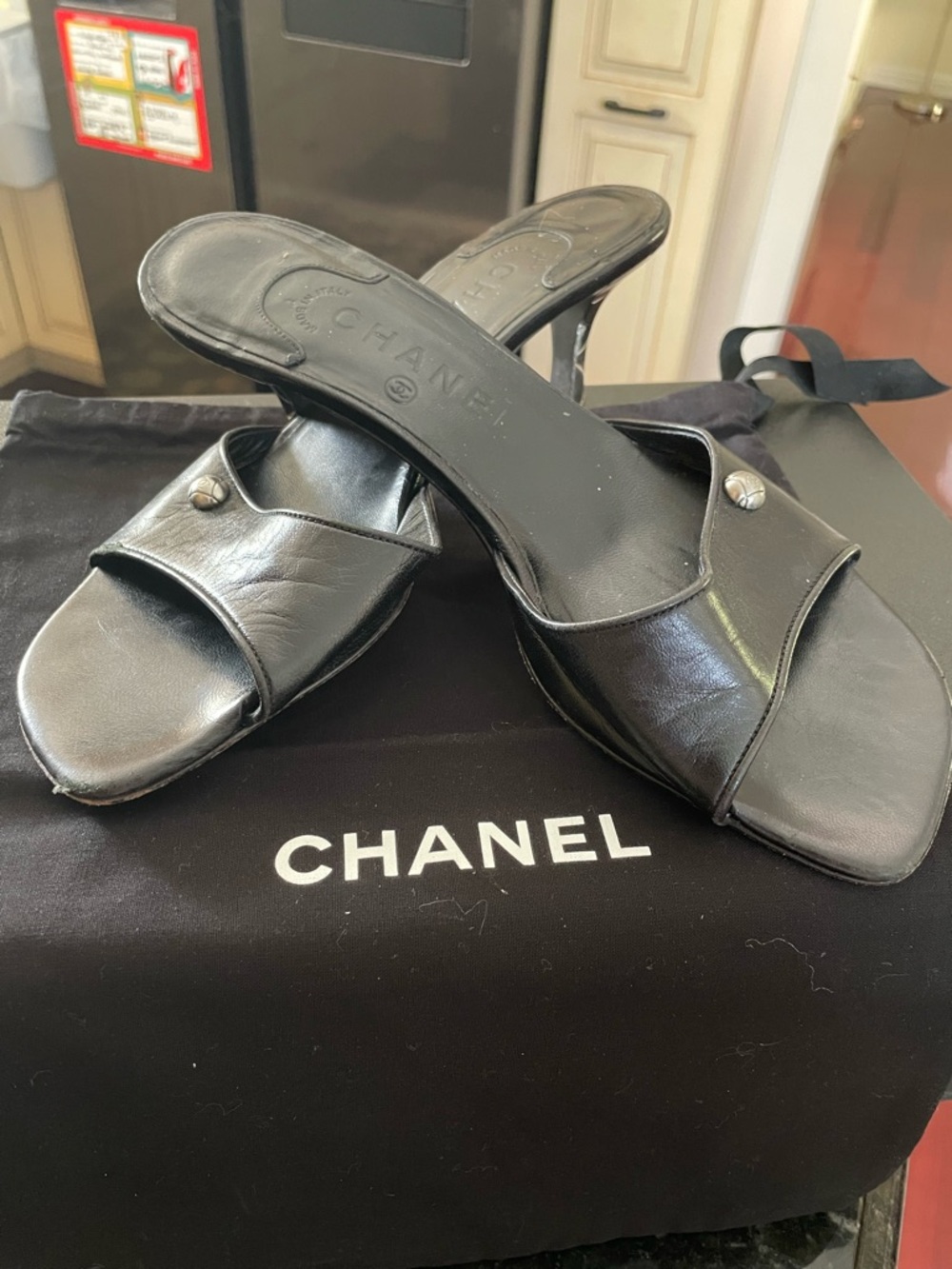 CHANEL Black Leather Open-Toe Slide Heels with a Chanel dust bag - Picture 2 of 7